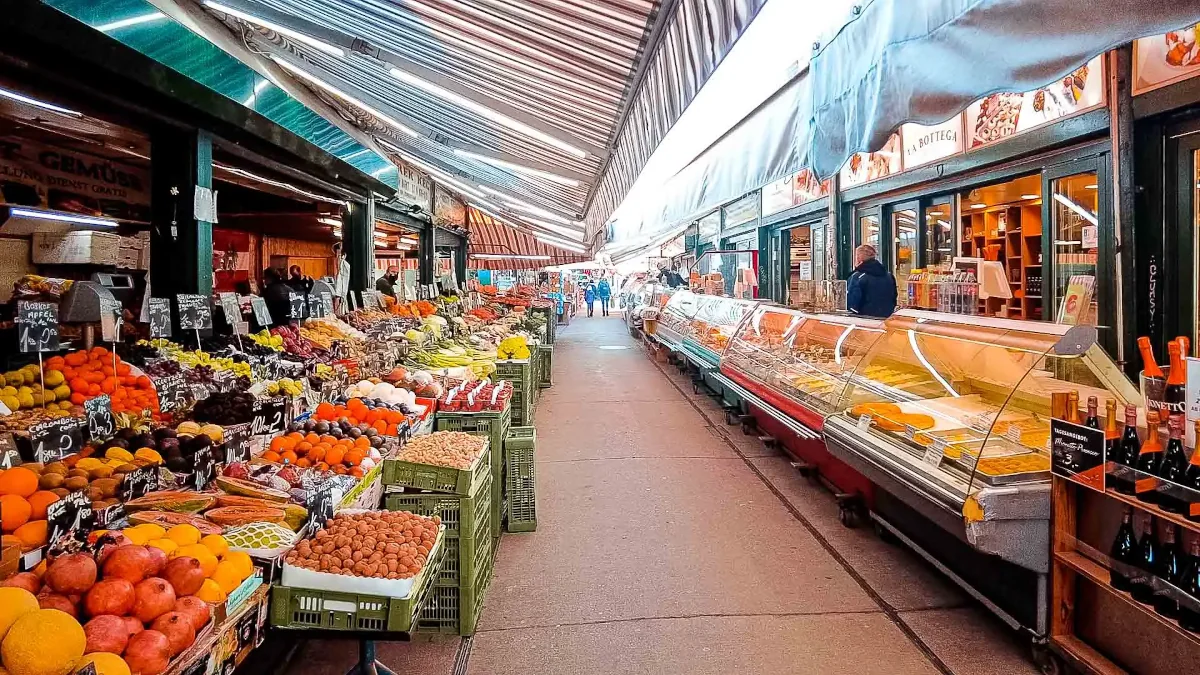 Experience the vibrant Naschmarkt